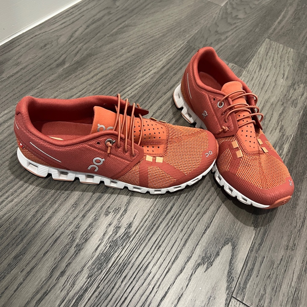 Women’s size 7.5 orange on cloud 5 running shoes. Color is “rust”